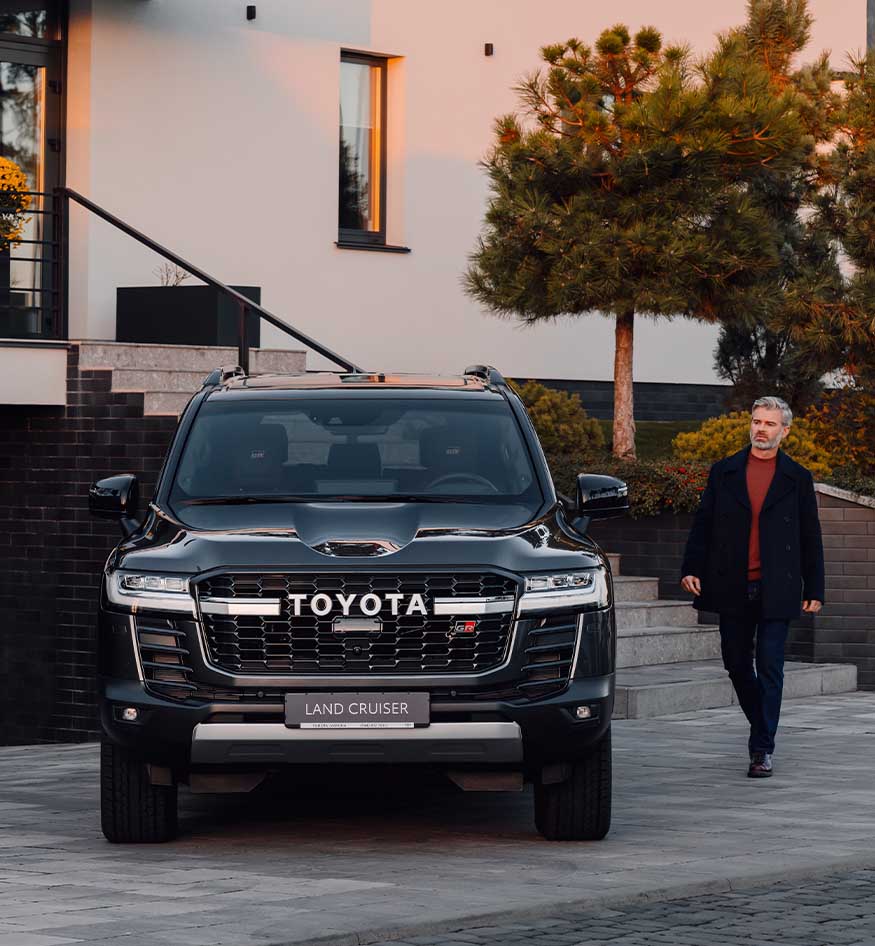 людина підходить до великого автомобіля тойота