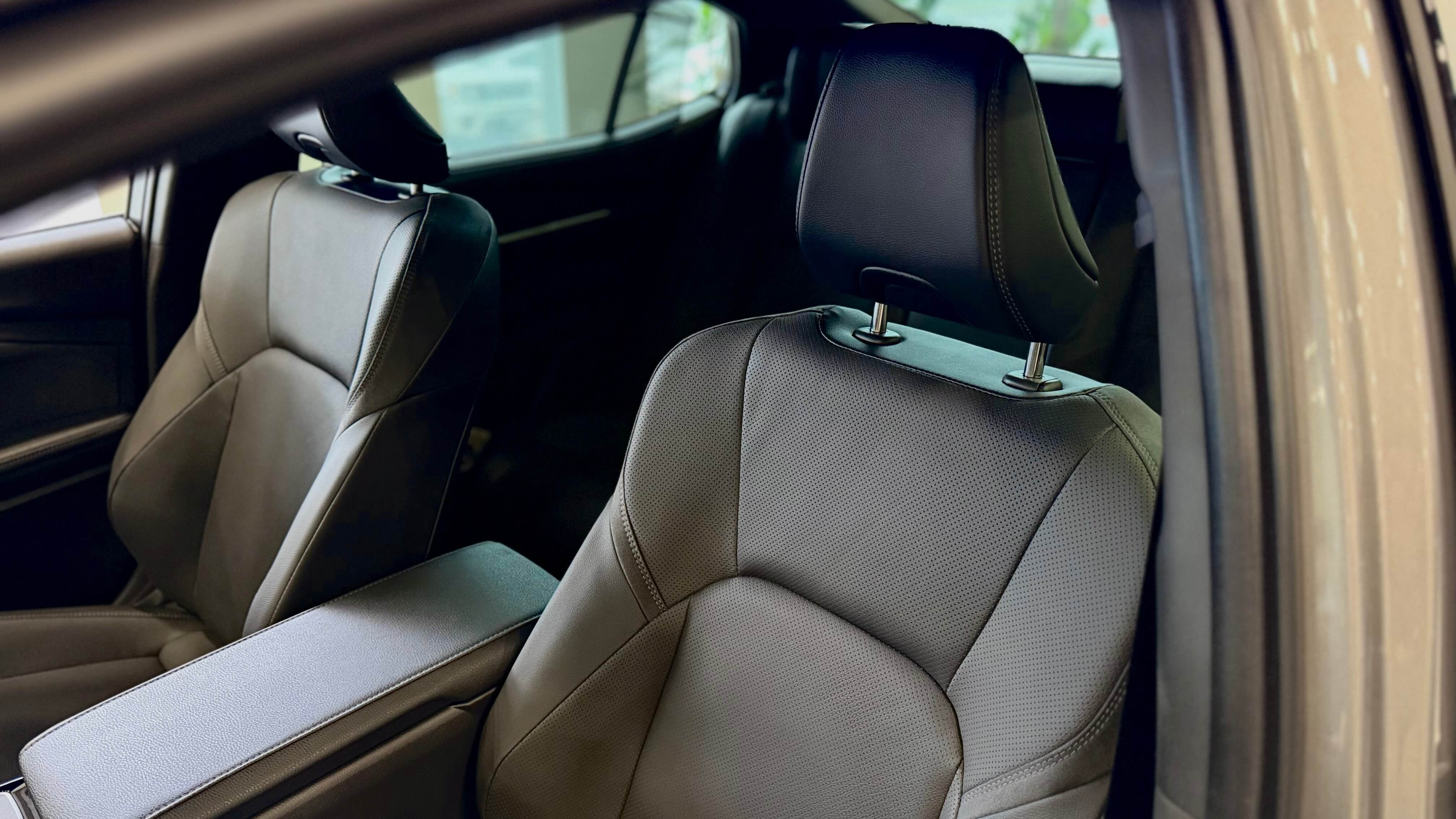 toyota_camry_premium_sirij_perlamutr_2