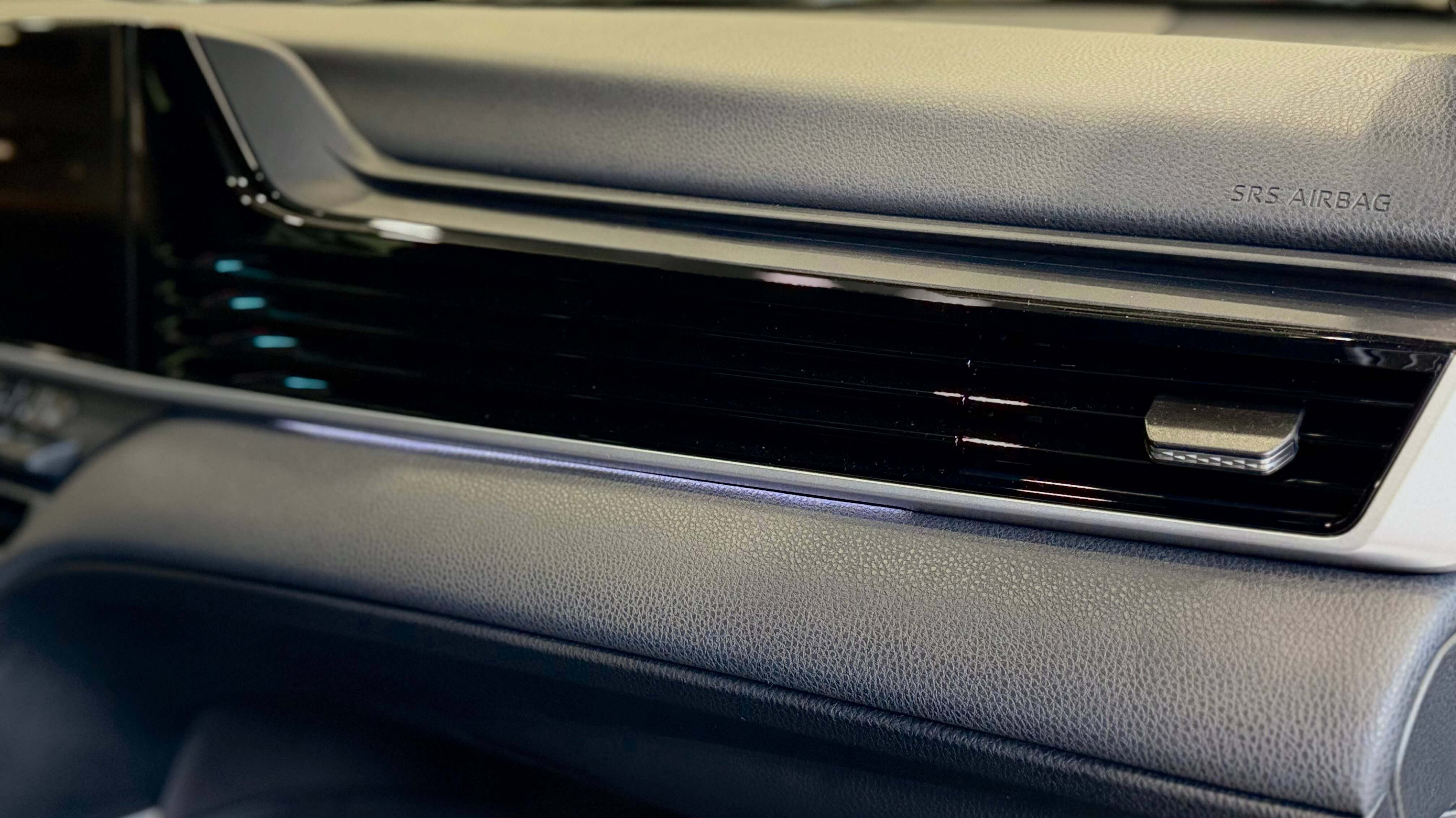 toyota_camry_premium_sirij_perlamutr_9