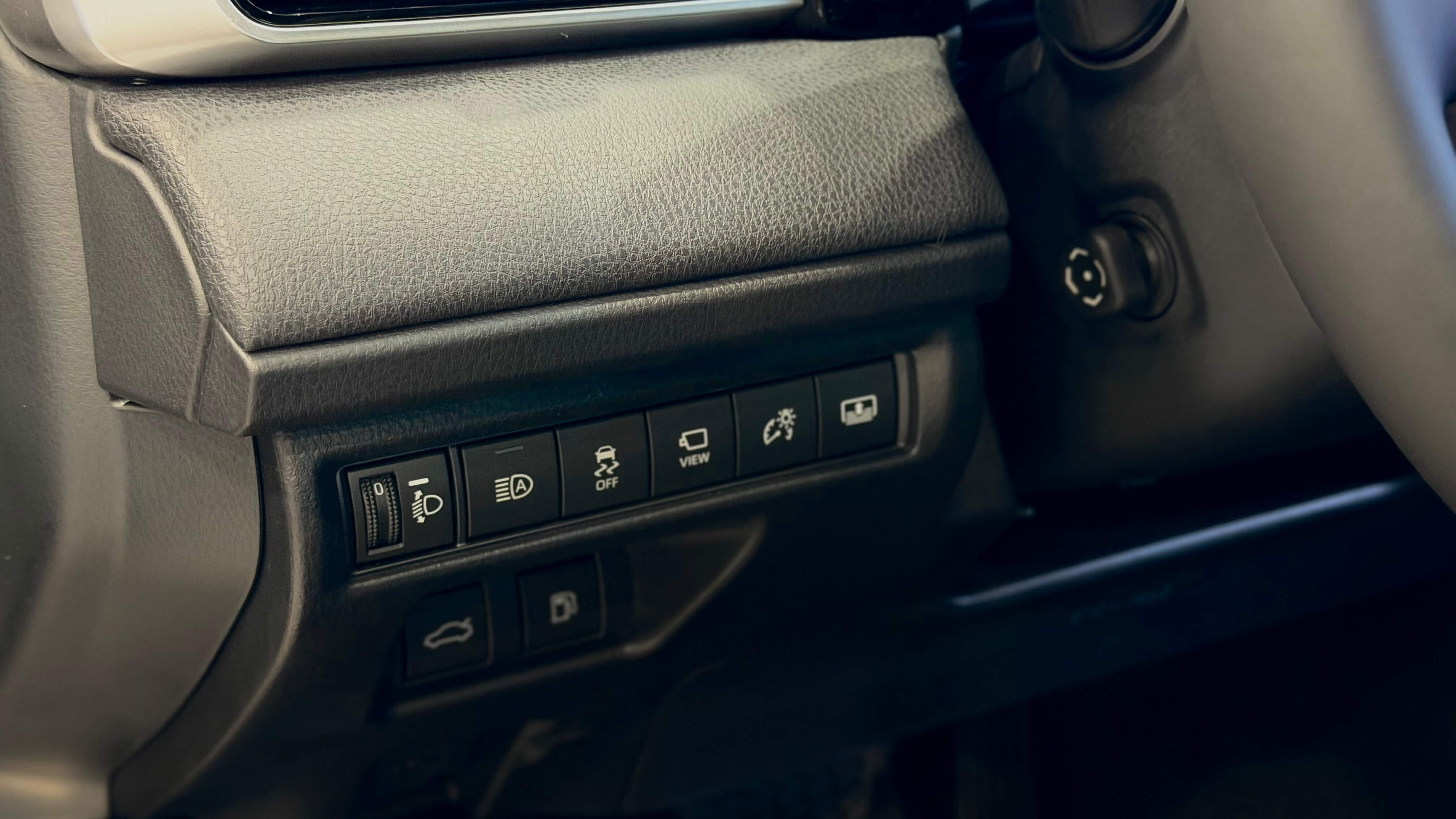 toyota_camry_premium_sirij_perlamutr_11