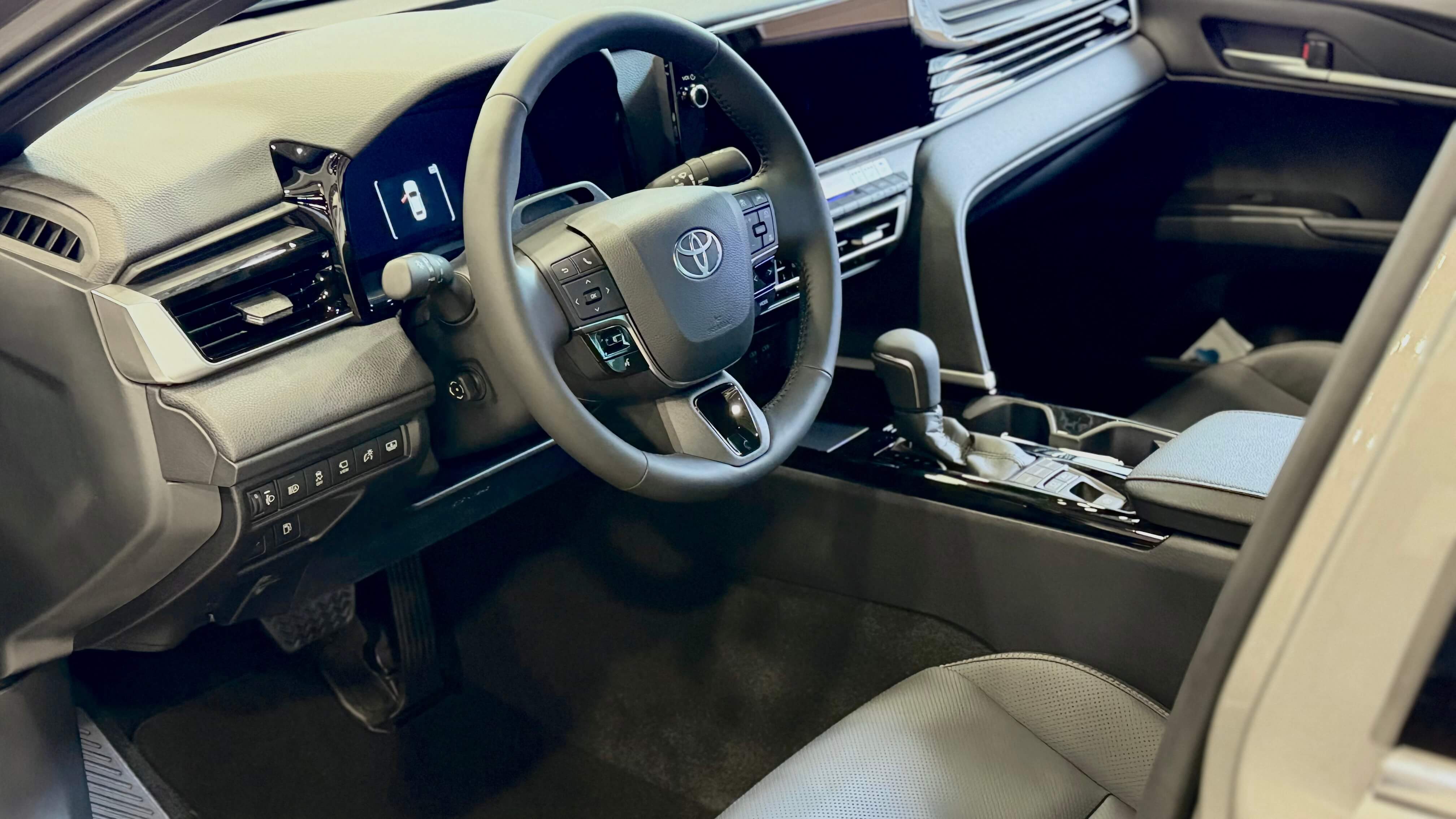 toyota_camry_premium_sirij_perlamutr_16