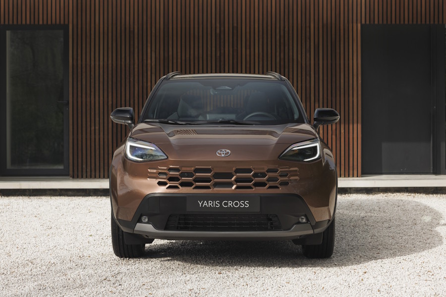 2026_yariscross_preciousbronze_front